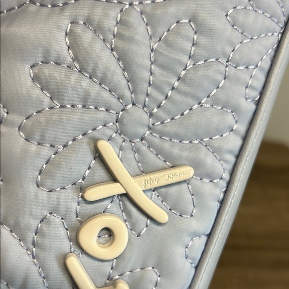 Betsey Johnson Sky Blue Daisy Quilted Cosmetic Bag 🩵 💄 - Picture 7 of 10